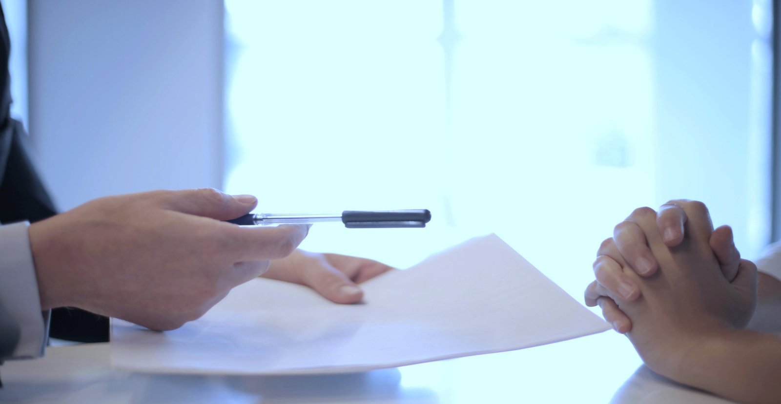 Imagen de un bolígrafo sobre un fondo, utilizada en la sección de llamada a la acción