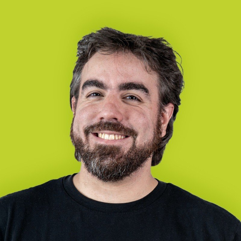 Fotografía de perfil de un cliente satisfecho, identificado como Guido Rossetti