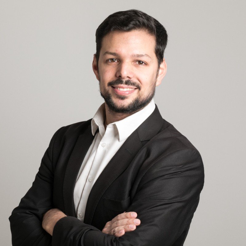 Fotografía de perfil de un cliente satisfecho, identificado como Luis Falco