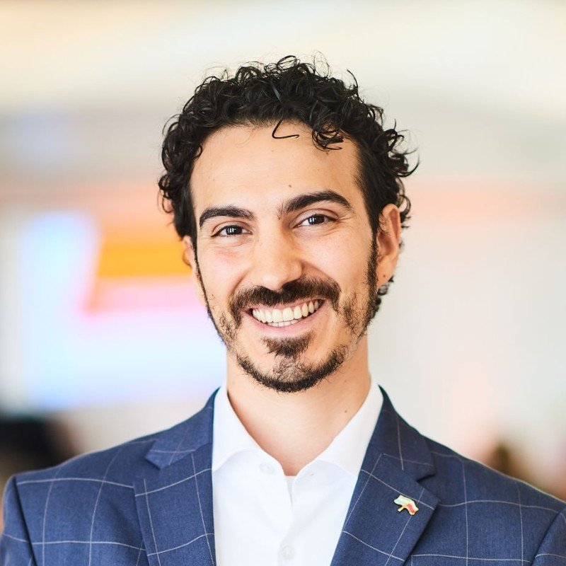 Fotografía de perfil de un cliente satisfecho, identificado como Sebastián Cerone